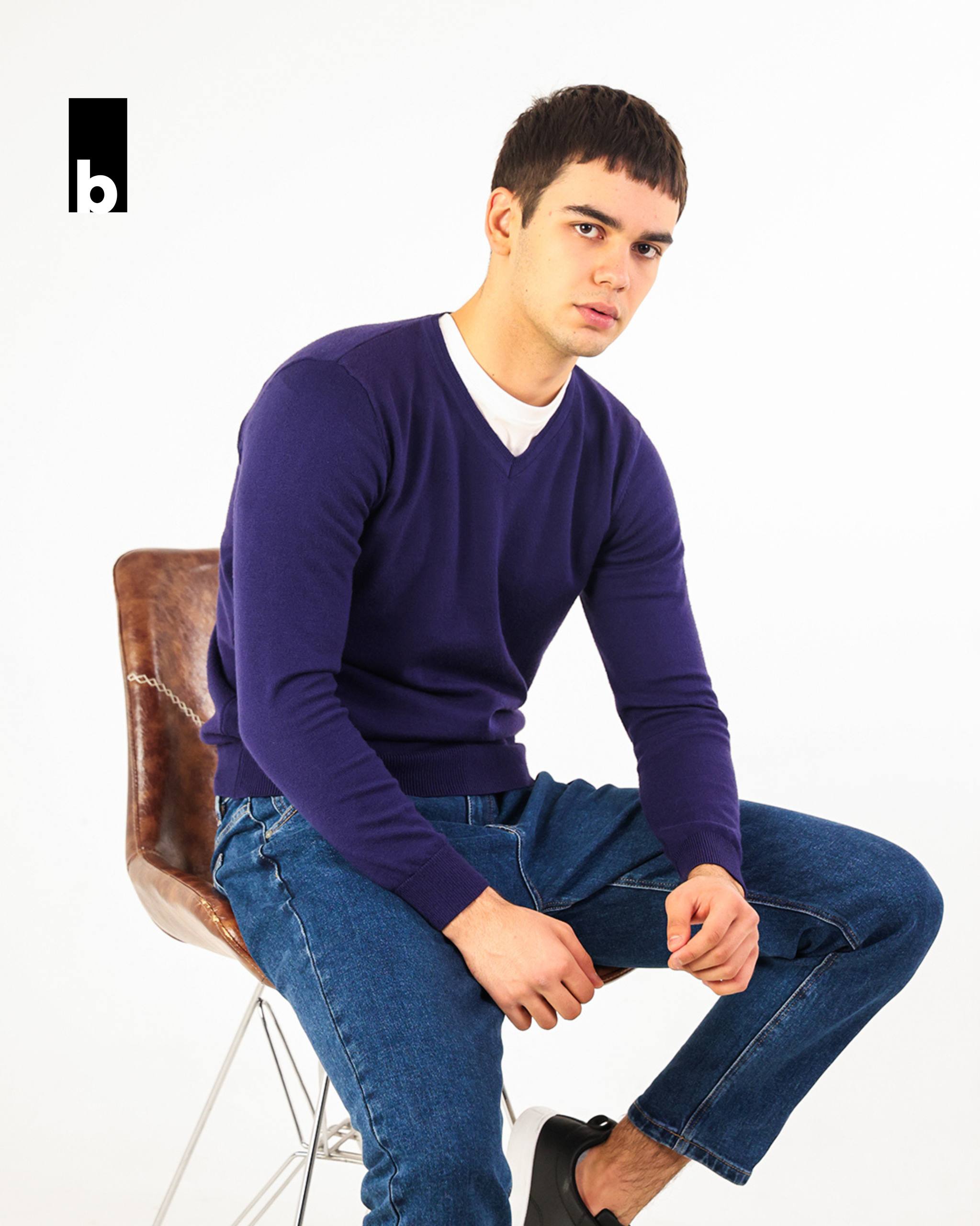 Вязаный джемпер фиолетового цвета с V-образным воротником