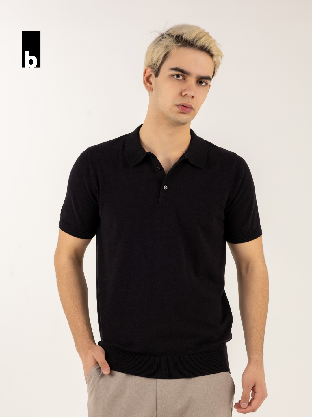 Вязаное поло "Baza" с воротником на пуговицах в черном цвете
