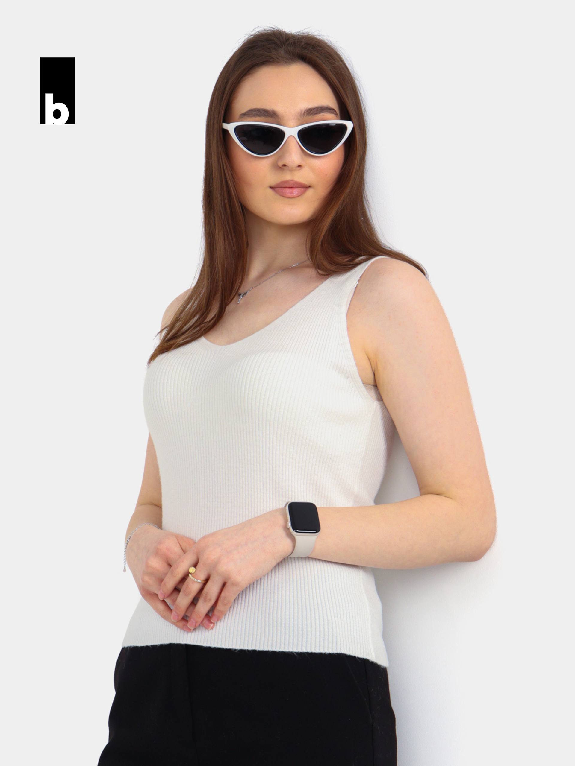 Вязаный топ белого цвета с устойчивой формой и фактурной вертикальной вязкой