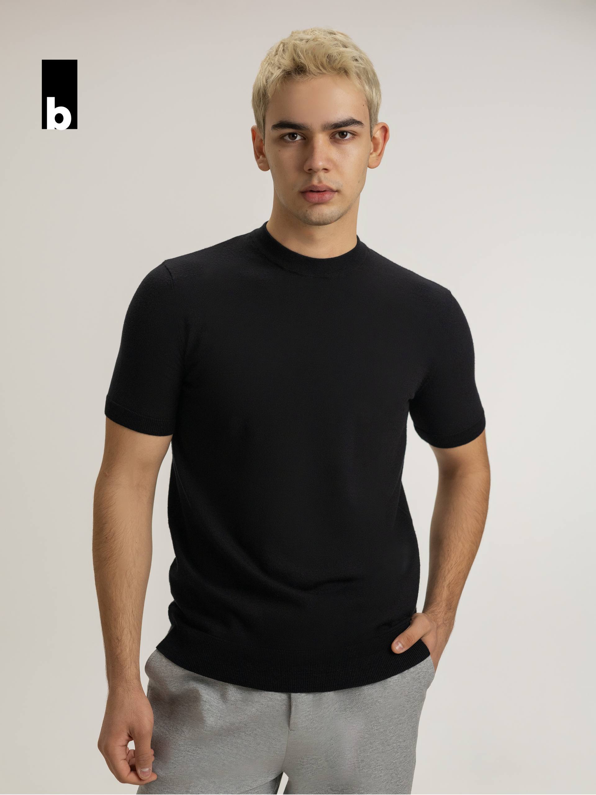 Knitted T-shirt with shape retention and deep black color