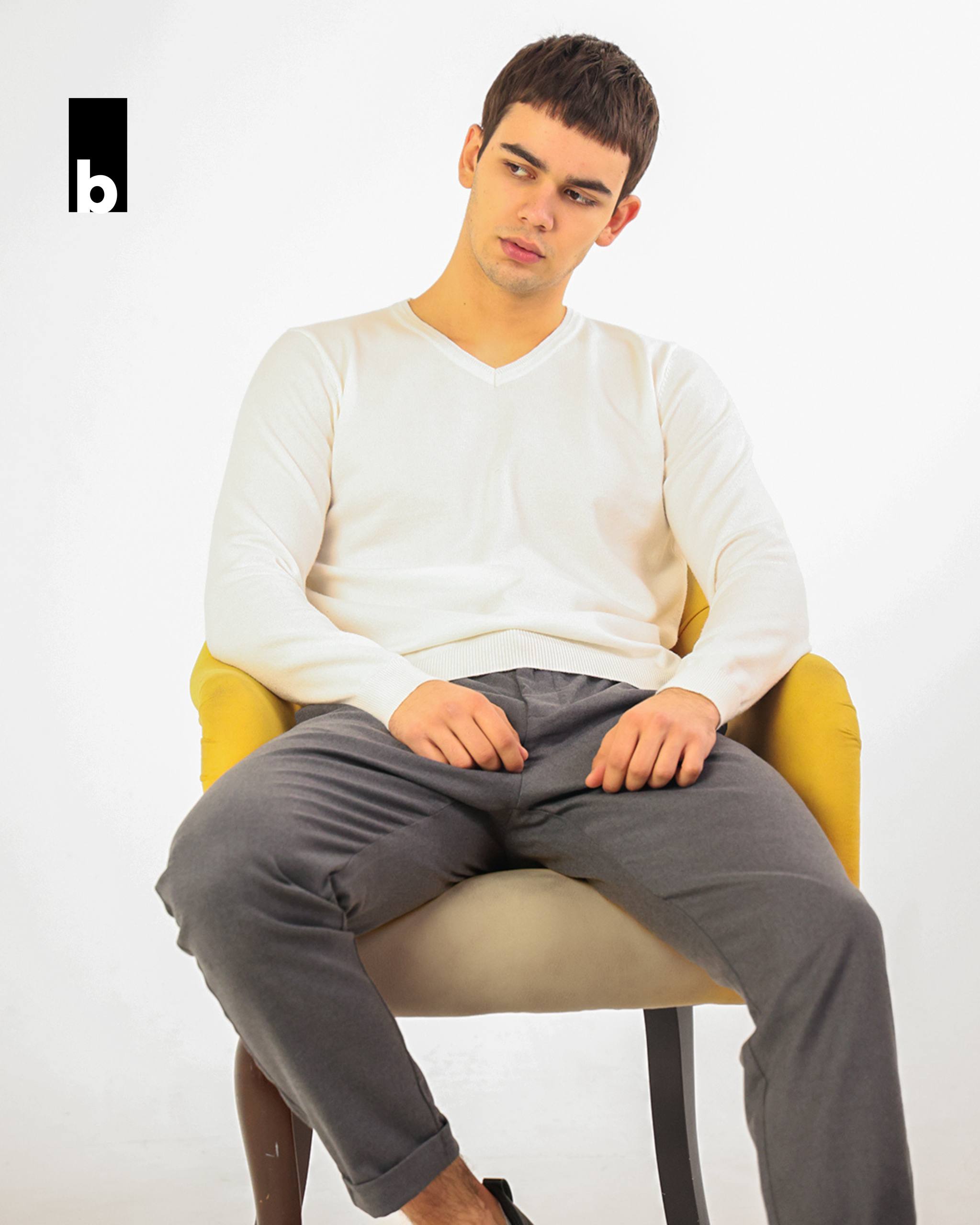 Вязаный джемпер белого цвета с V-образным воротником