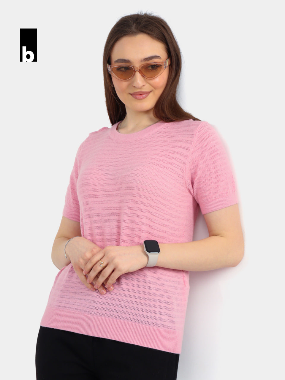 Вязаная футболка розового цвета с легкой ажурной текстурой