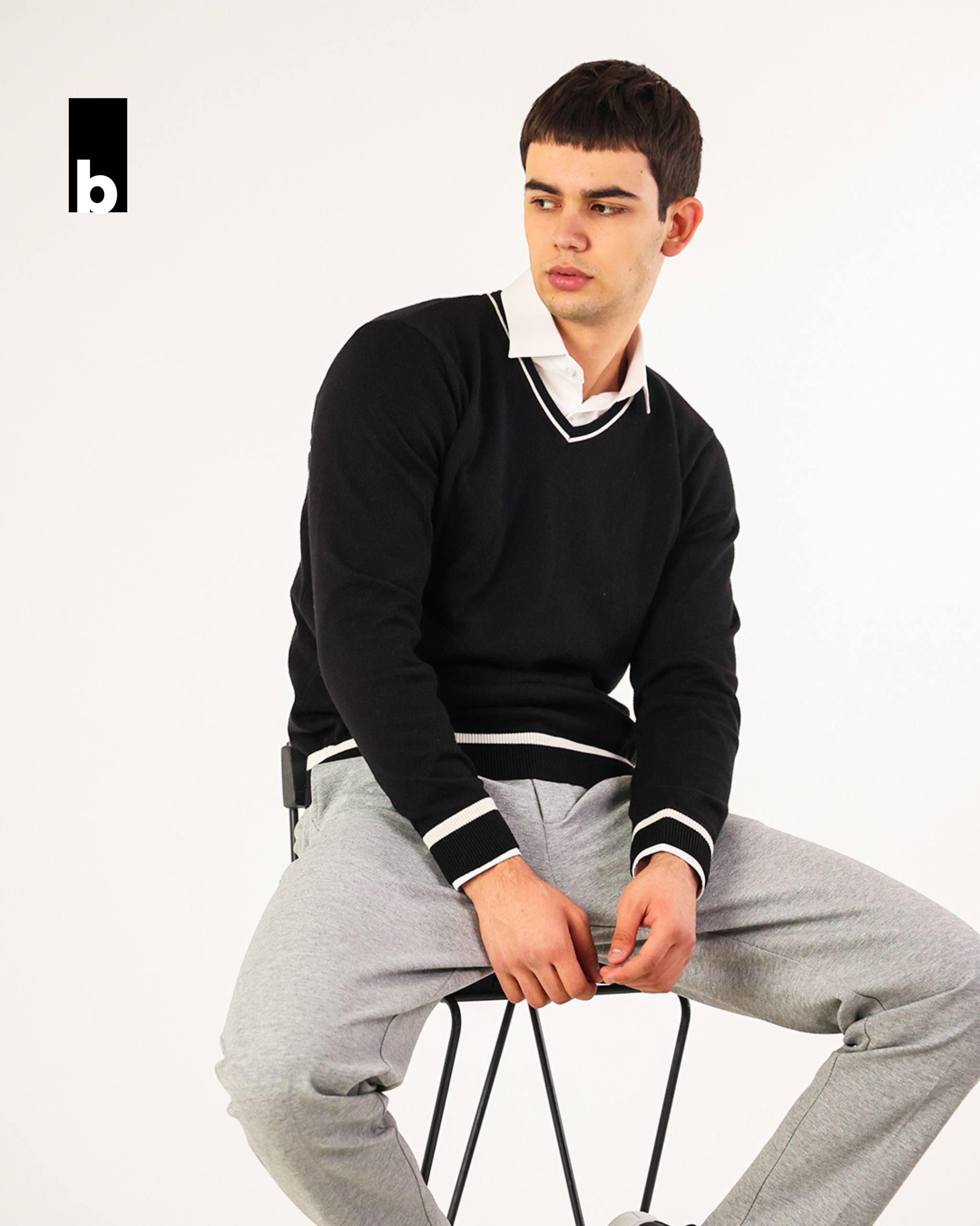 Вязаный джемпер черного цвета с V-образным вырезом и белой окантовкой