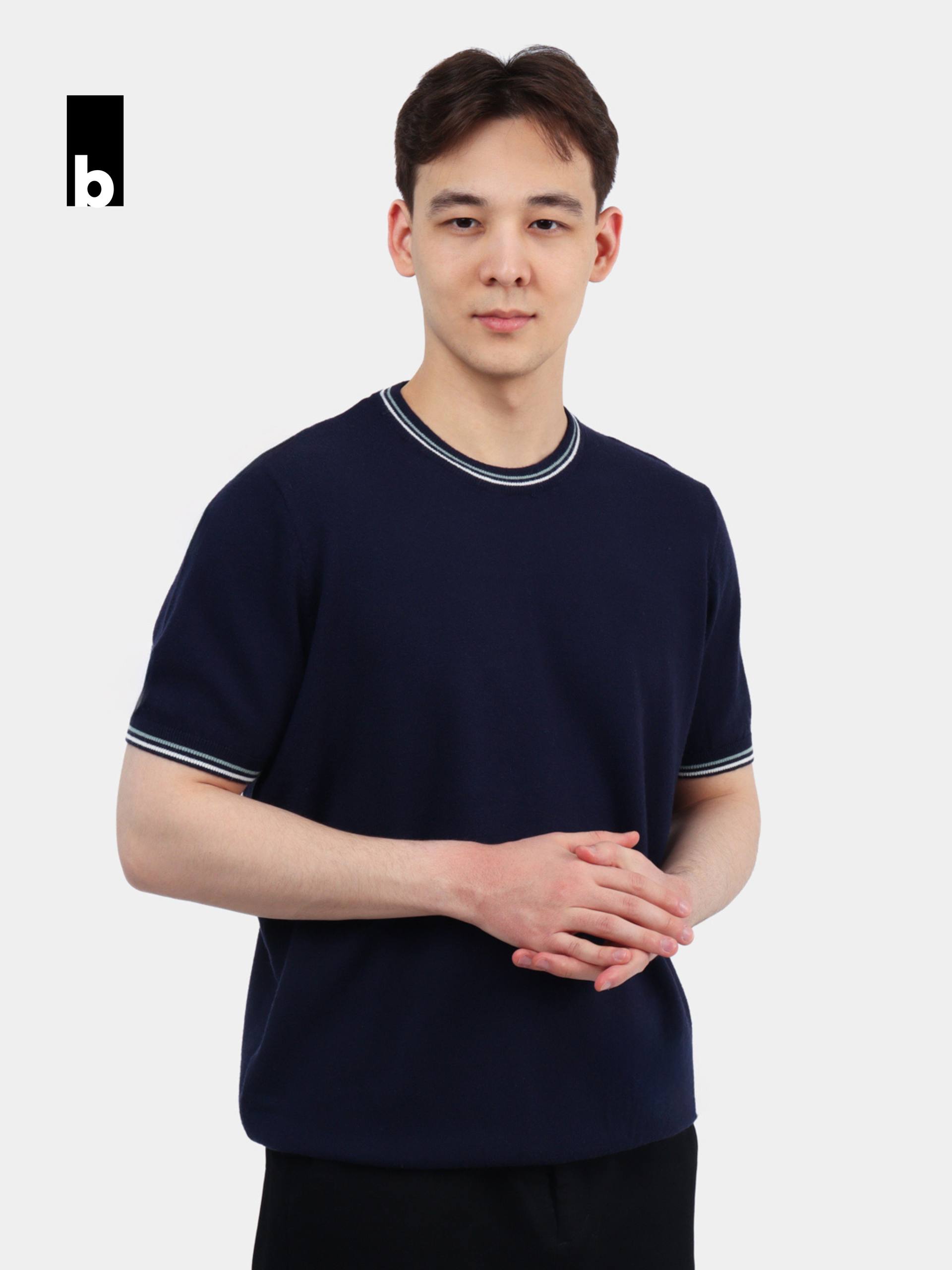 Вязаная футболка синего цвета с контрастной отделкой воротника и рукавов