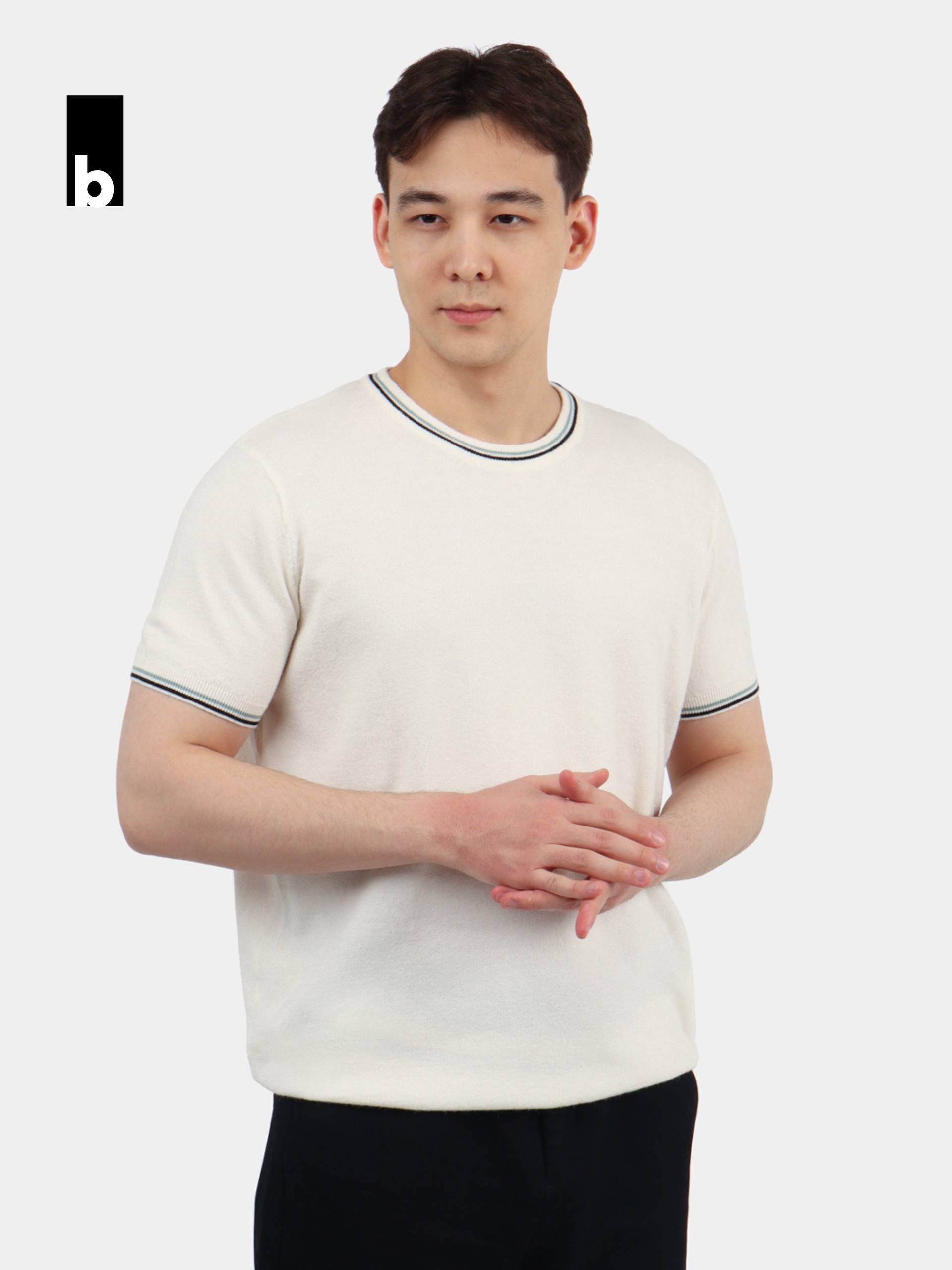 Вязаная футболка белого цвета с контрастной отделкой воротника и рукавов