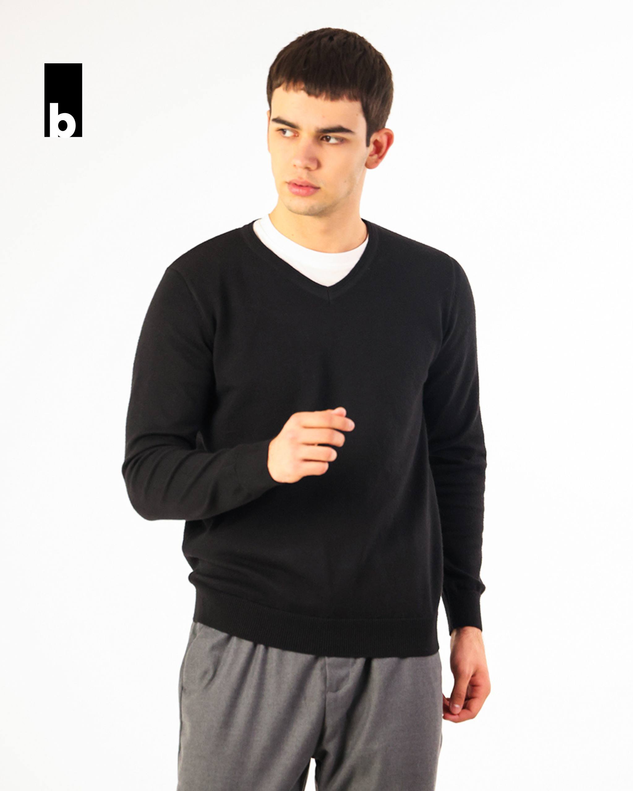 Вязаный джемпер черного цвета с V-образным воротником
