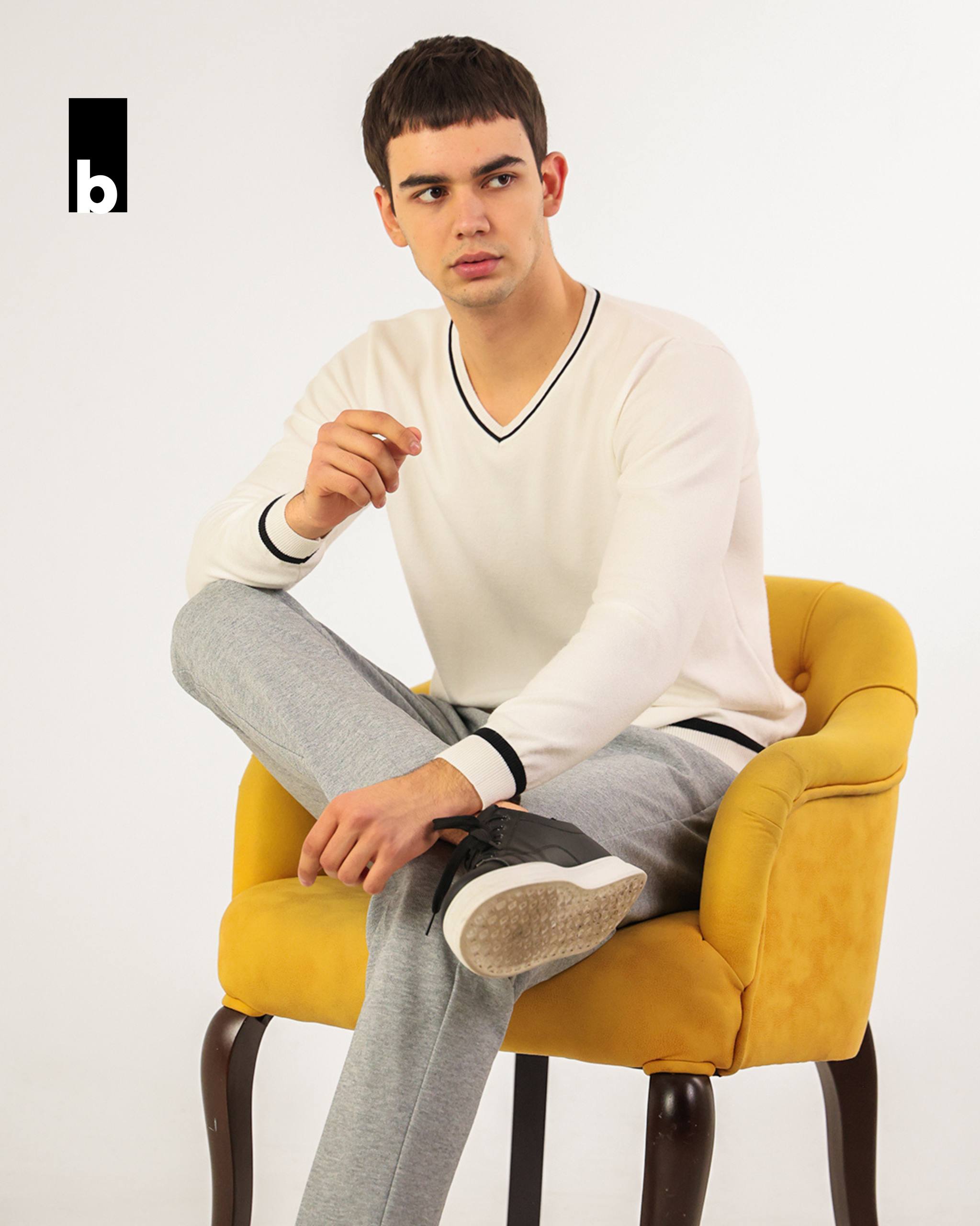 Вязаный джемпер белого цвета с V-образным воротником и черной окантовкой